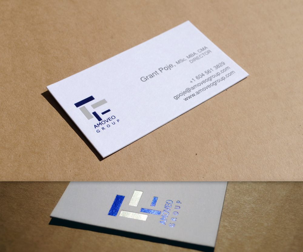 Vizit karta sa logoom u foliotisku (dve boje - plava i mat srebrna) i tekstom u crnoj boji (offset štampa) na belom papiru.
