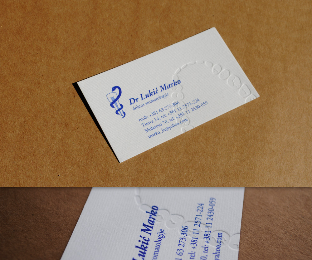 Vizit karta sa plavom bojom (offset štampa) i blindrukom na belom rebrastom papiru.